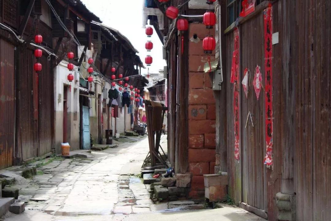 武夷山镇要产生与武夷山市相类的影响,在发展高星级旅游景区的同时