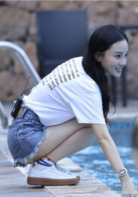 李小璐到底有多美? 晒出生活照, 网友: 腿一并拢就成焦点!