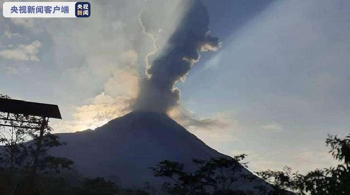 印尼莫拉比火山喷发火山灰高达1500米
