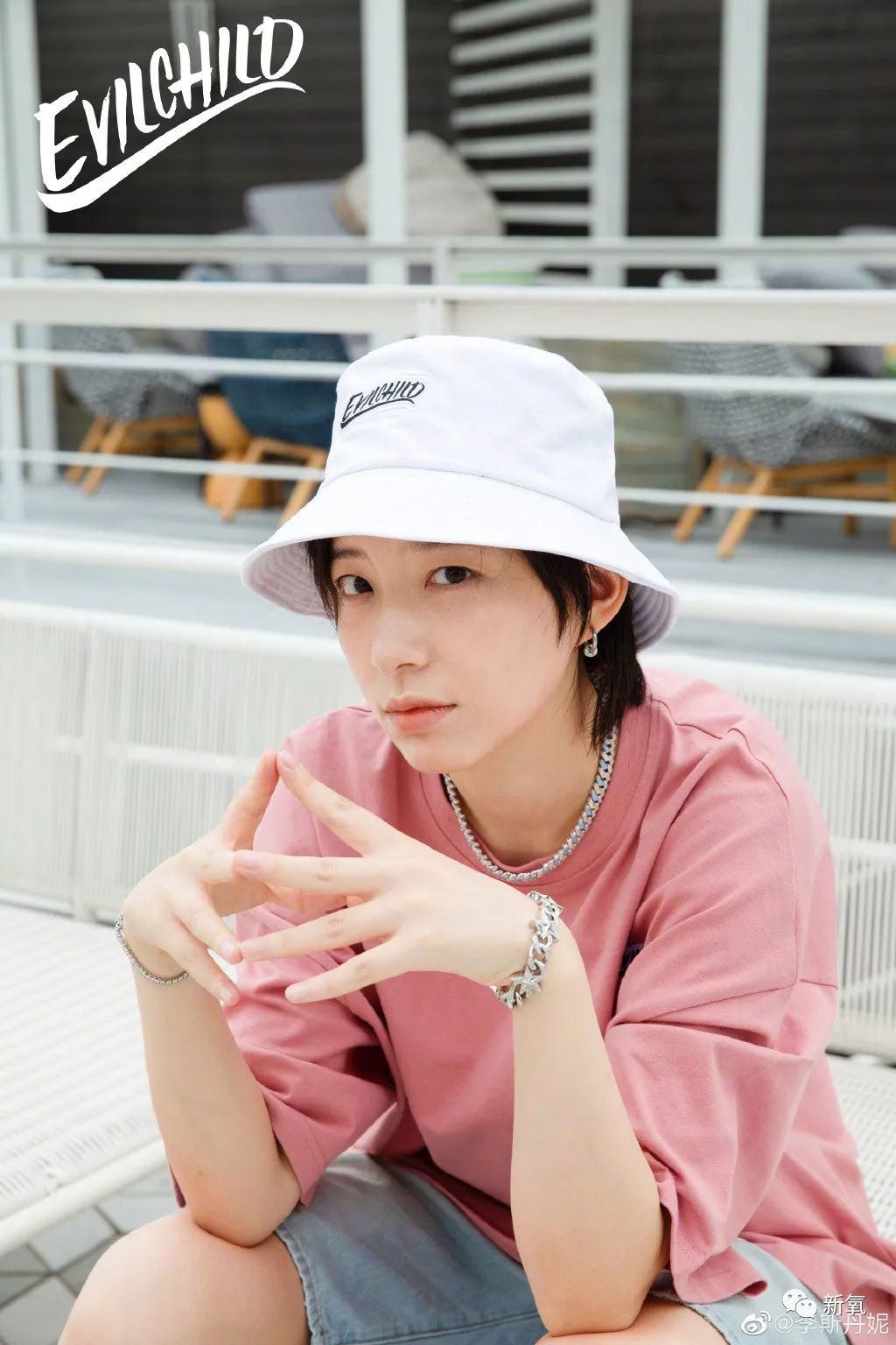 原创曾一夜爆红、还是宅男女神的超女，现沦落到给杨超越做丫鬟了？