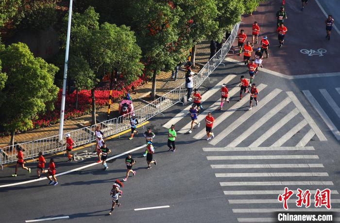 中外2.5万名选手竞逐2019南昌国际马拉松