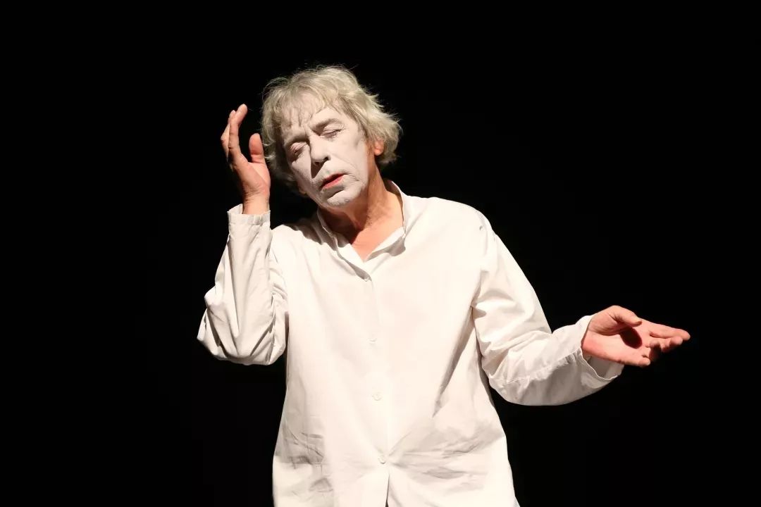 等到了午夜巴黎,就静静欣赏法国默剧大师菲利普·比佐表演的《寂静》