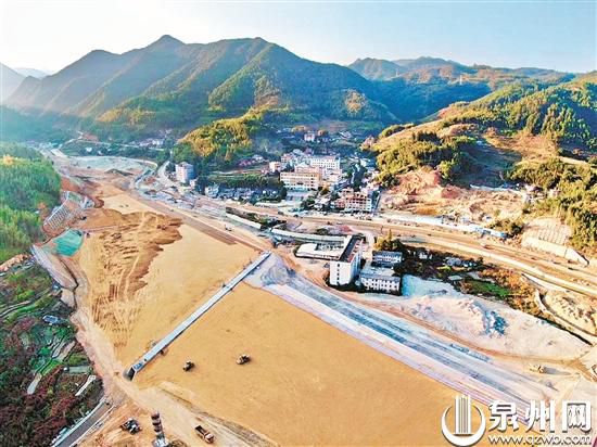 兴泉铁路戴云山一号隧道出口贯通