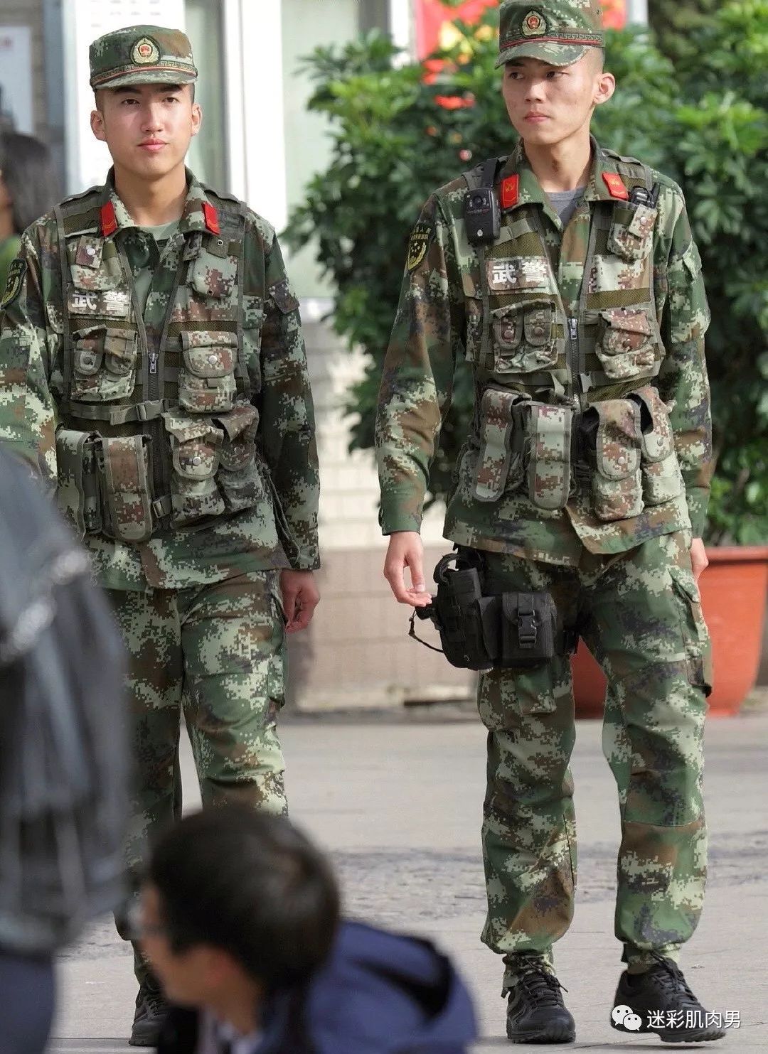 车站捕获熟睡帅兵哥想和他坐一起这裤子太紧了