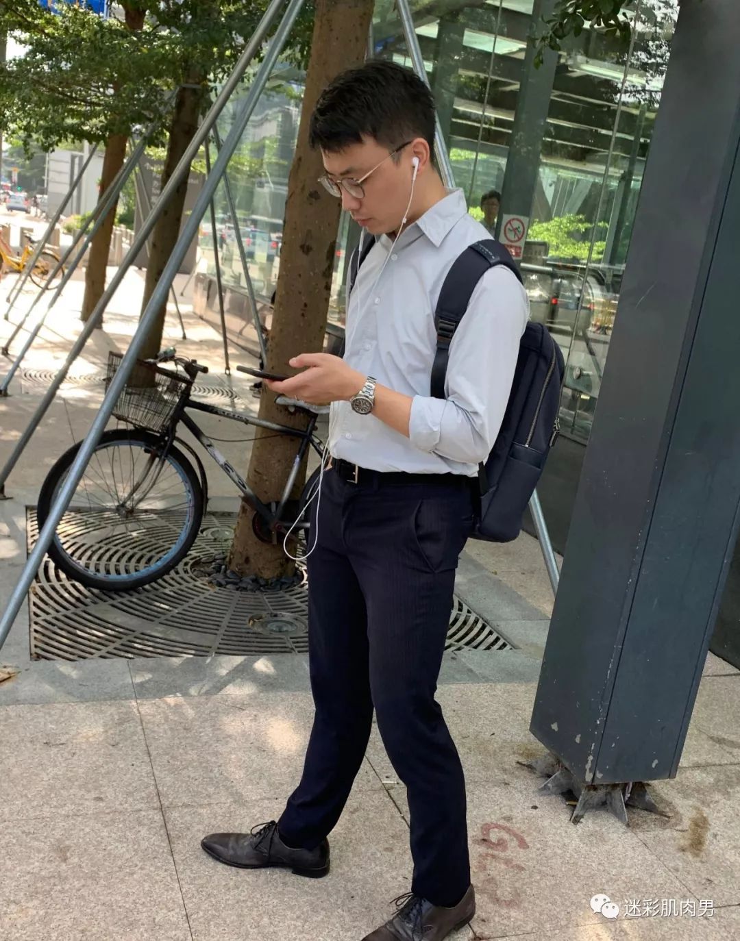 车站捕获熟睡帅兵哥想和他坐一起这裤子太紧了