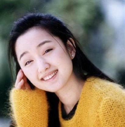 杨钰莹第一次上央视旧照，工作人员被其美貌“吓到了”，惊为天人_时候
