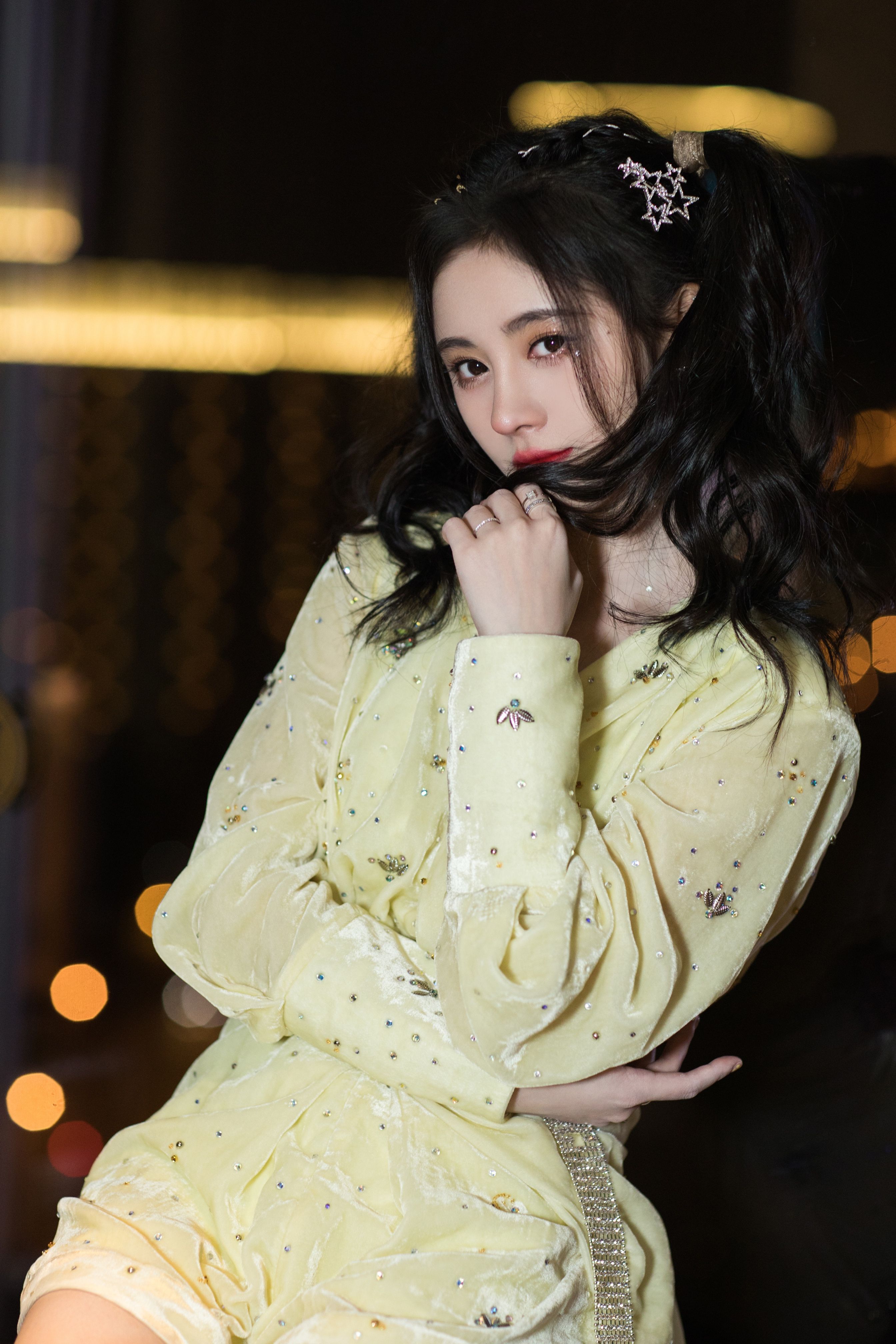 原创鞠婧祎梳双马尾华丽现身全身亮片点缀这才叫美到发光
