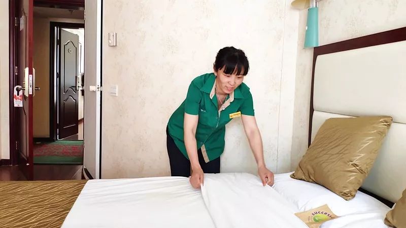 最后,小编想说的是, 成功西安国际酒店的客房服务员, 1天弯腰几百次