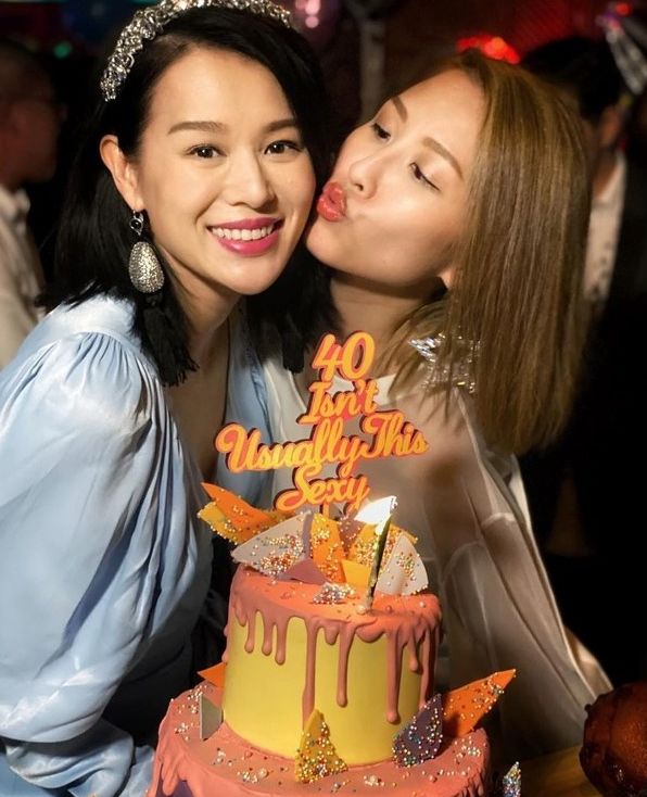 胡杏儿夜场过生日向老公索吻,现场热闹视频曝光