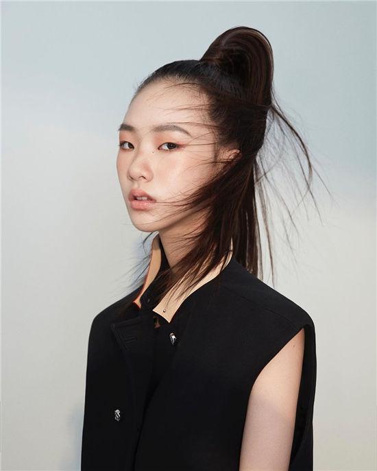 小s女儿elly魅力何在?内双眼皮大长腿 13岁的名模厌世脸
