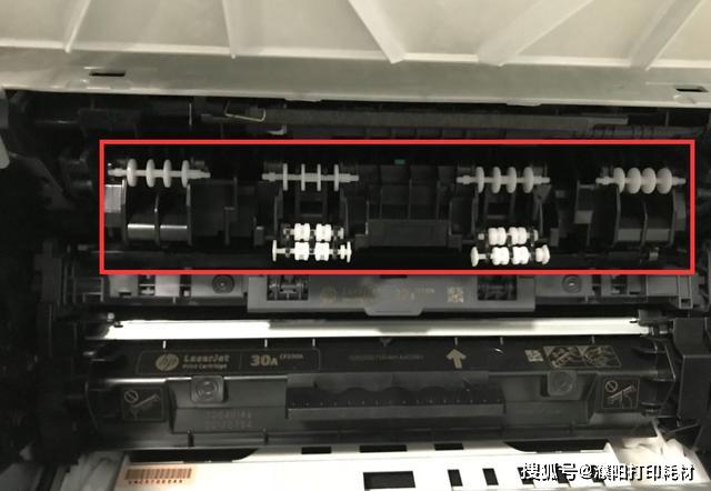 4,打开盖板后可以看到机器内部构造,在上方可以看到一个绿色的开关