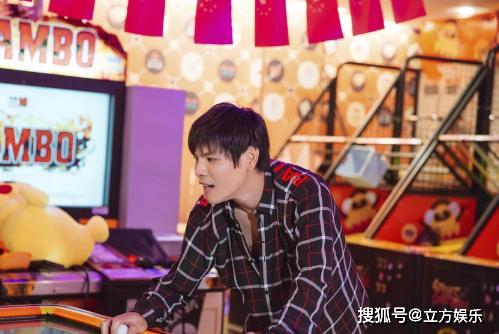 原创 郭碧婷向佐同玩游乐城,夫