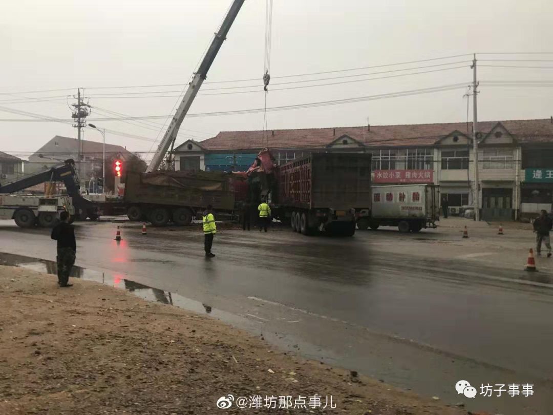 潍坊坊子这个路口发生车祸,现场惨烈!
