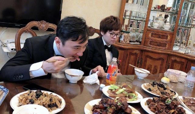 原创惨不忍睹！王思聪近照曝光，午餐58元搞定，独坐玩手机不见网红妹
