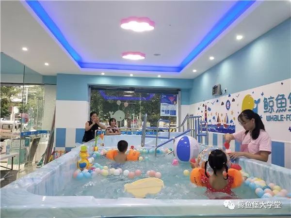 「鲸鱼堡智能水育连锁」天凉常带宝宝去游泳，提高免疫力！