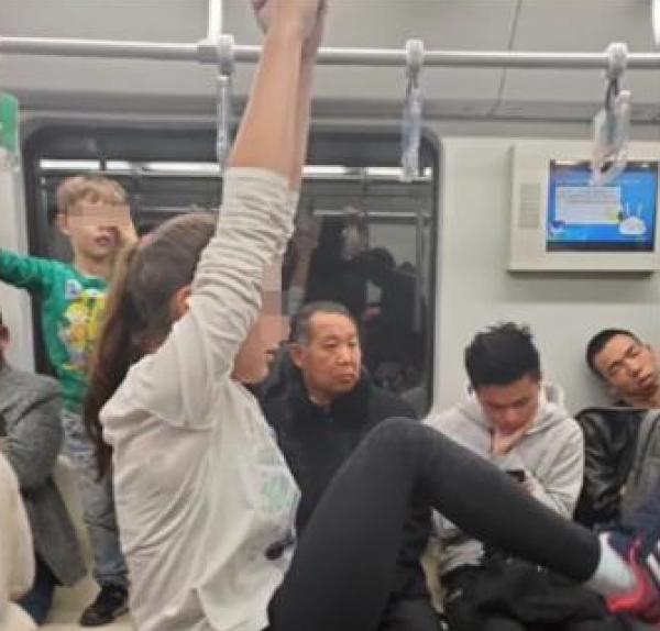 “熊孩子”拉着吊环晃荡嬉闹，上海地铁呼吁乘客遵守乘车规则