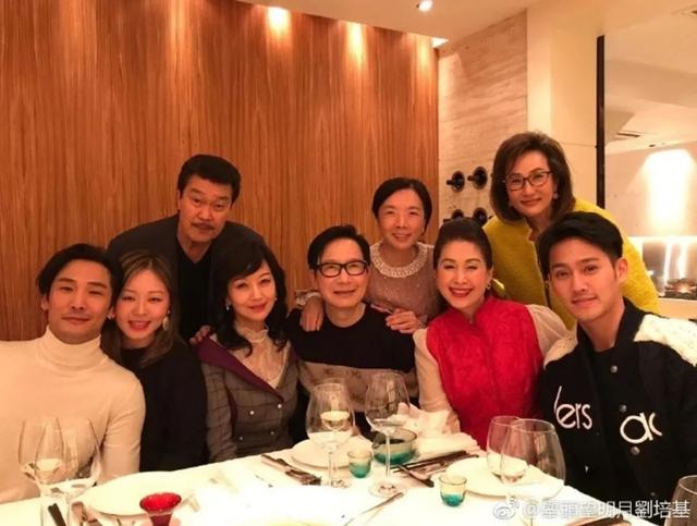59岁TVB首位新闻女主播为赵雅芝庆生 网友称
