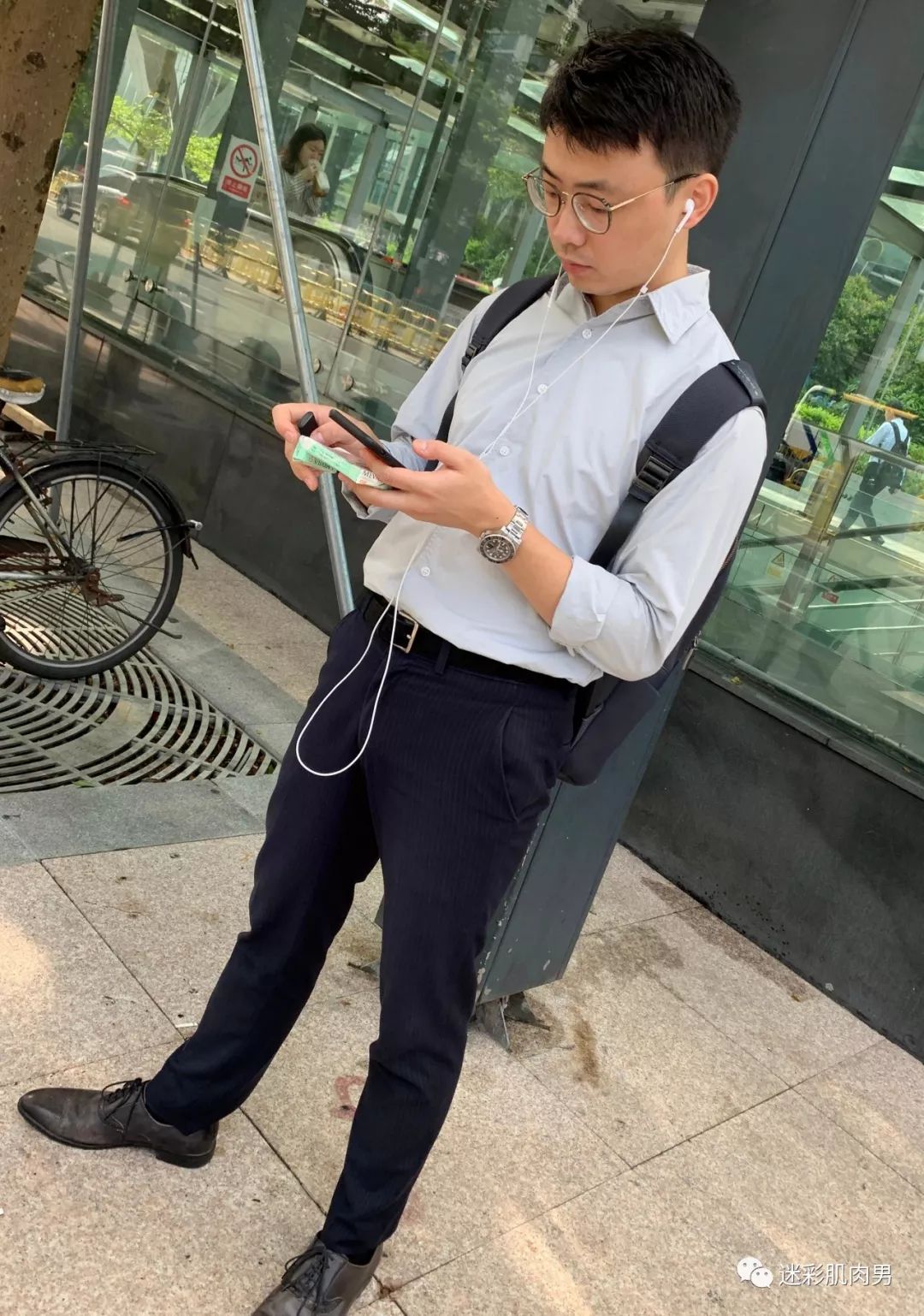 车站捕获熟睡帅兵哥想和他坐一起这裤子太紧了
