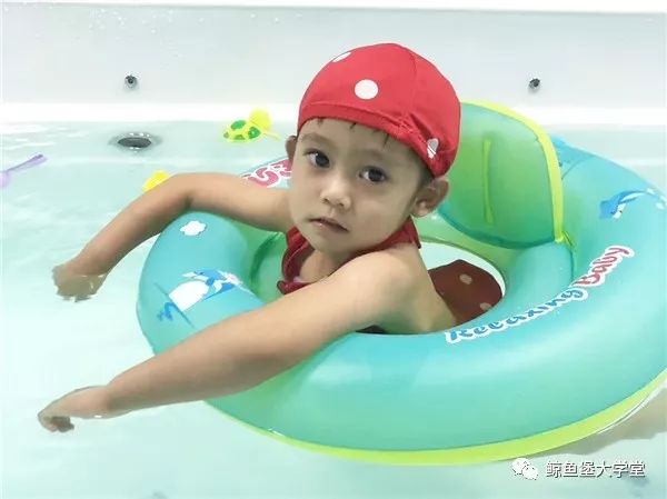 「鲸鱼堡智能水育连锁」天凉常带宝宝去游泳，提高免疫力！