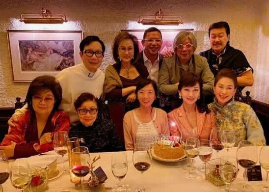 赵雅芝提前庆祝65岁生日，穿粉色依偎老公显嫩20岁比刘晓庆都幸福_朱玲玲