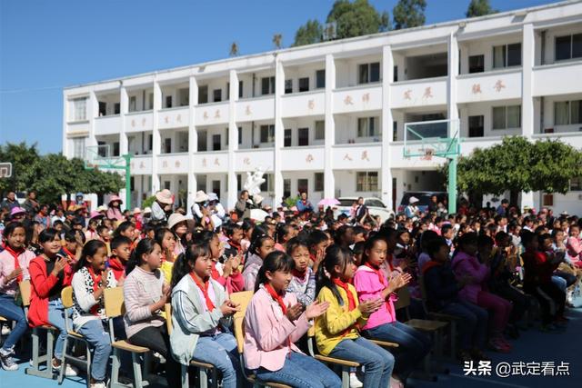 云南新闻记者携手爱心企业到武定县万德中学小学送温暖