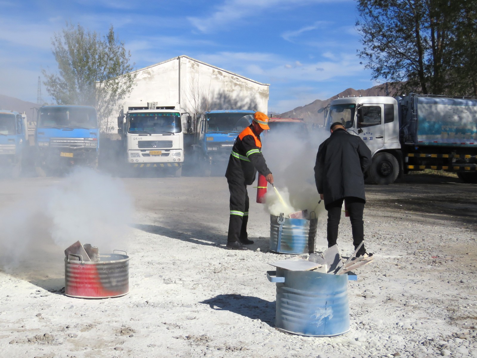 拉萨环卫工人开展消防安全应急演练活动
