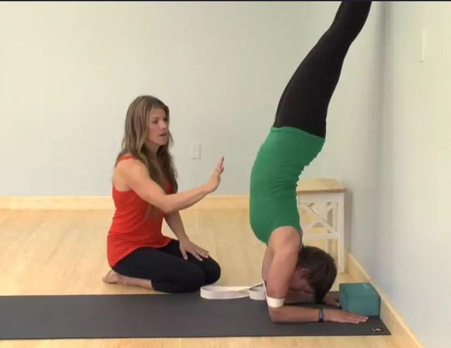 如何找到瑜伽手臂倒立的技巧?轻松完成!增强和改善身体的平衡感