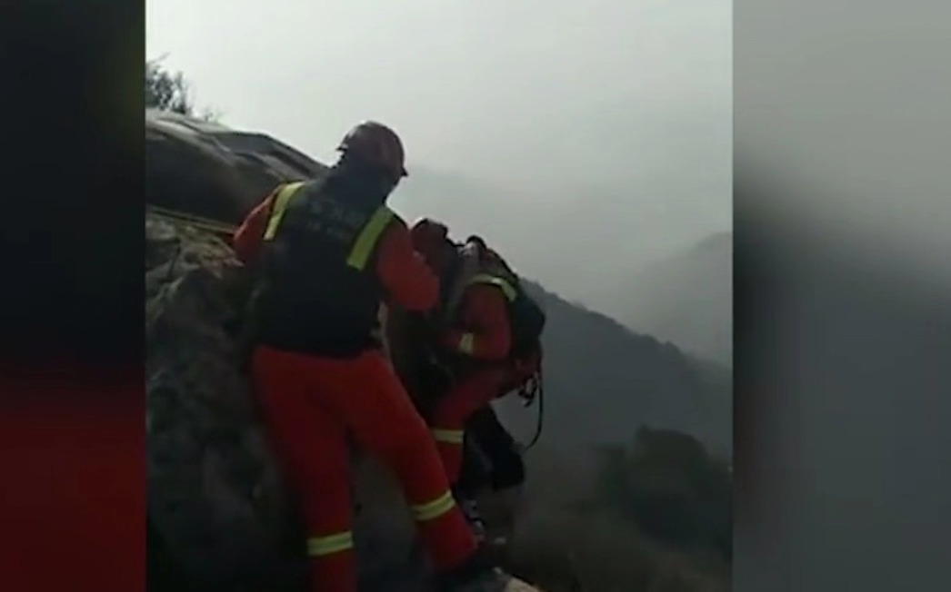 泰山一游客拍照不慎坠崖，获救后身体无大碍
