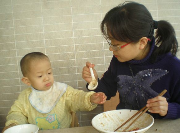 [每日说育儿知识]4岁男娃秋冬常喝这碗汤，孩子停止发育不长个，儿科医生：瞎胡闹