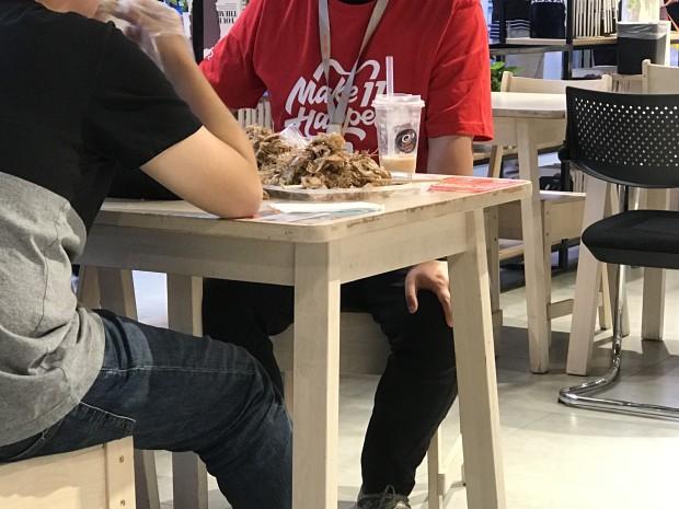 忙个天猫双11，阿里员工吃掉500只烤鸡、2600份栗