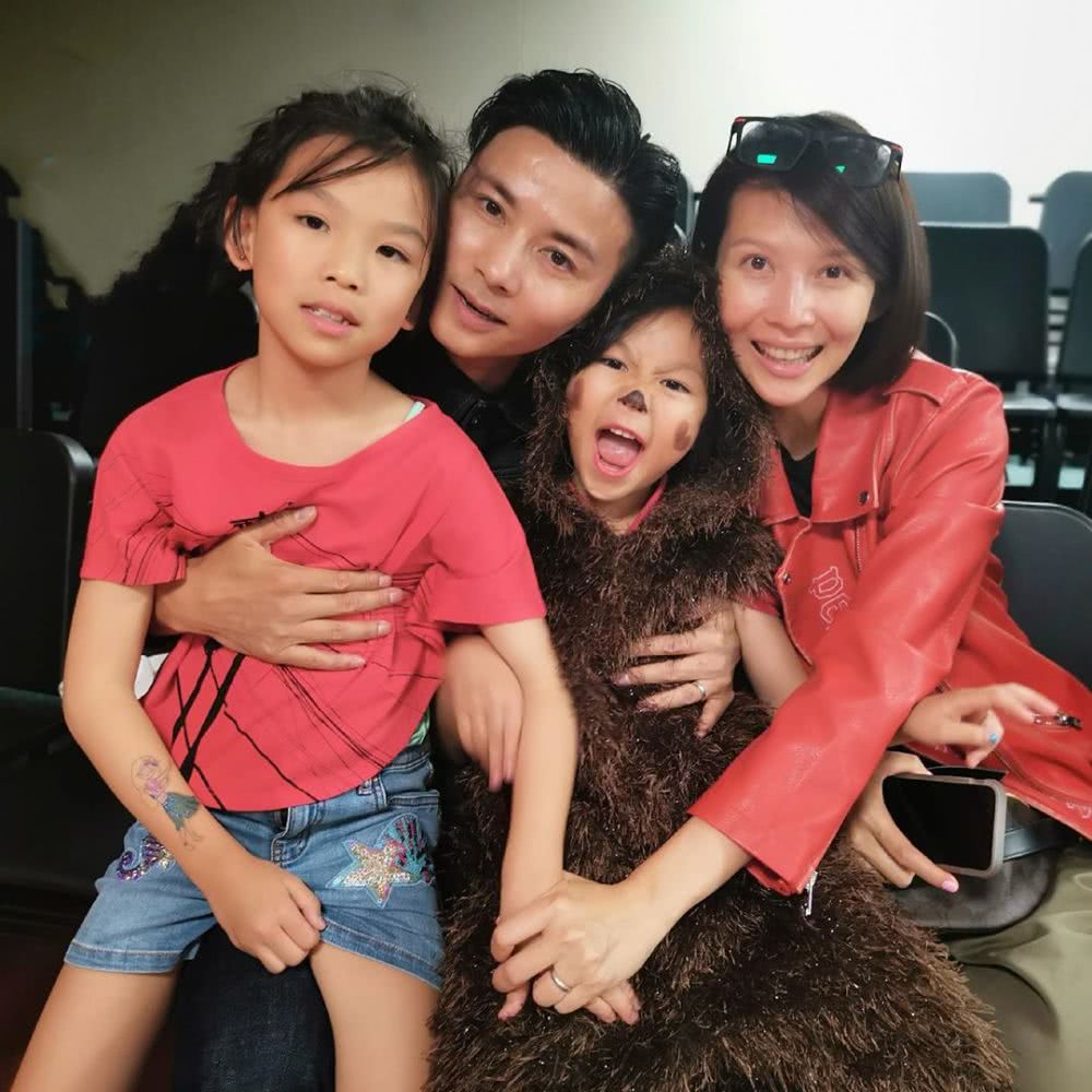 蔡少芬张晋全家福发型习惯性梳偏分的蔡少芬,哪怕不化妆的时候,也依然