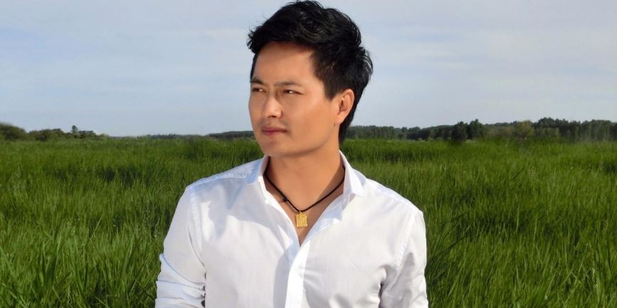 云飞牵手父母唱《父亲的草原母亲的河》,感动