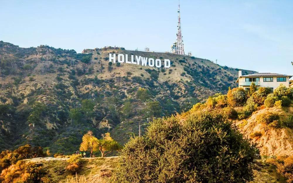 加州山火突袭好莱坞!环球影城,华纳兄弟公司好莱坞地标被包围!