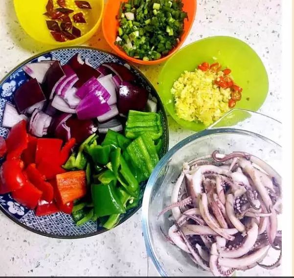 辣椒:青椒须,还是,红辅料,主料洋葱:干鱿鱼,食用油,白糖粉,蒜,姜糖粉更甜辣椒孜然图片