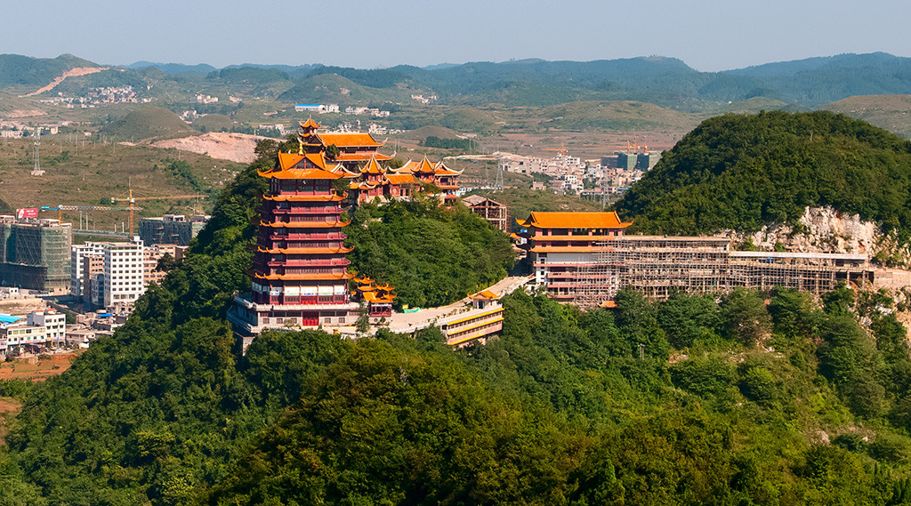 风景秀丽古柏参天树木葱茏的巢凤寺