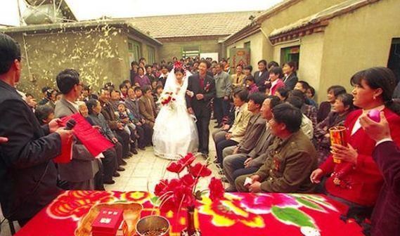 按照现在的结婚成本和要求，父母要完成儿子的婚事往往都要欠债，甚至有