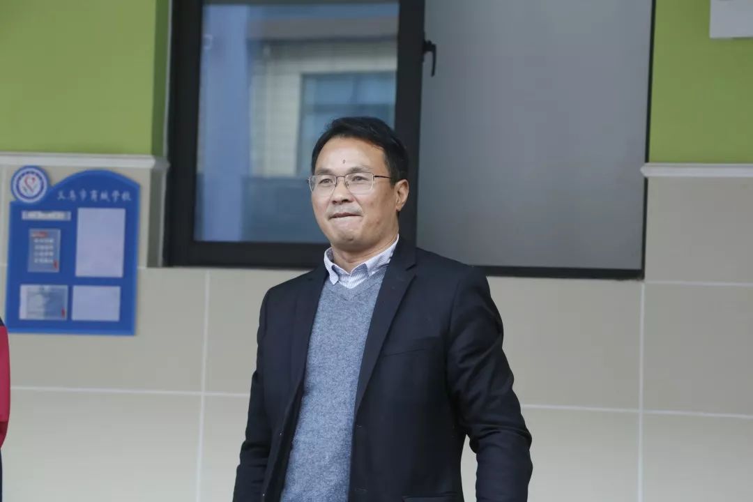 龚待忠校长以亲身教学经验为例,对同学们敦敦教诲,循循善诱,并且对