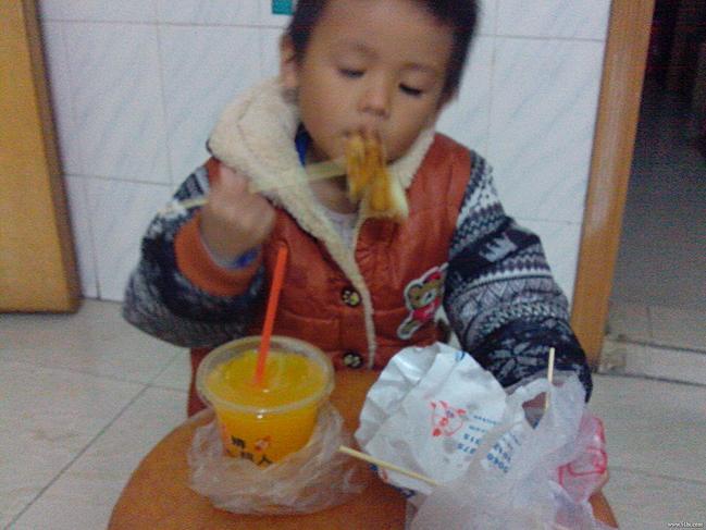 [每日说育儿知识]5岁小孩长不高，并且越吃越瘦，儿科医生：家长别拿坑娃当疼娃