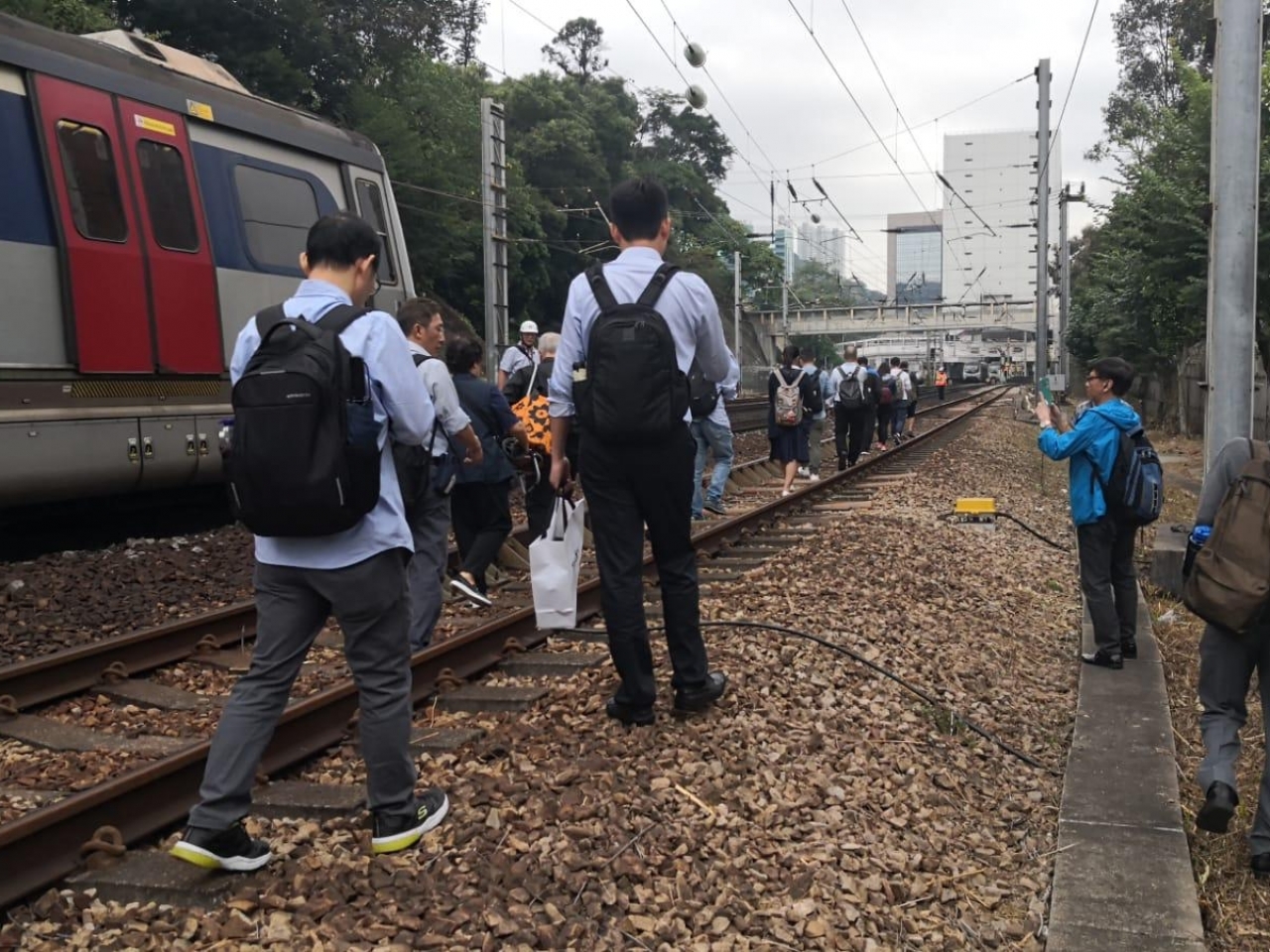 暴徒逼停港铁 乘客被迫步行