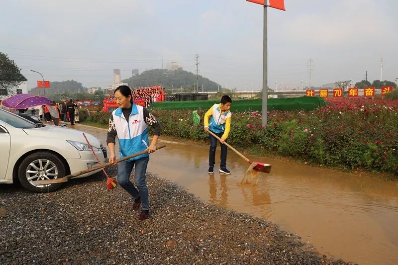 义工雷军曾经家住宋家洲,对这里十分有感情,他向游人介绍说