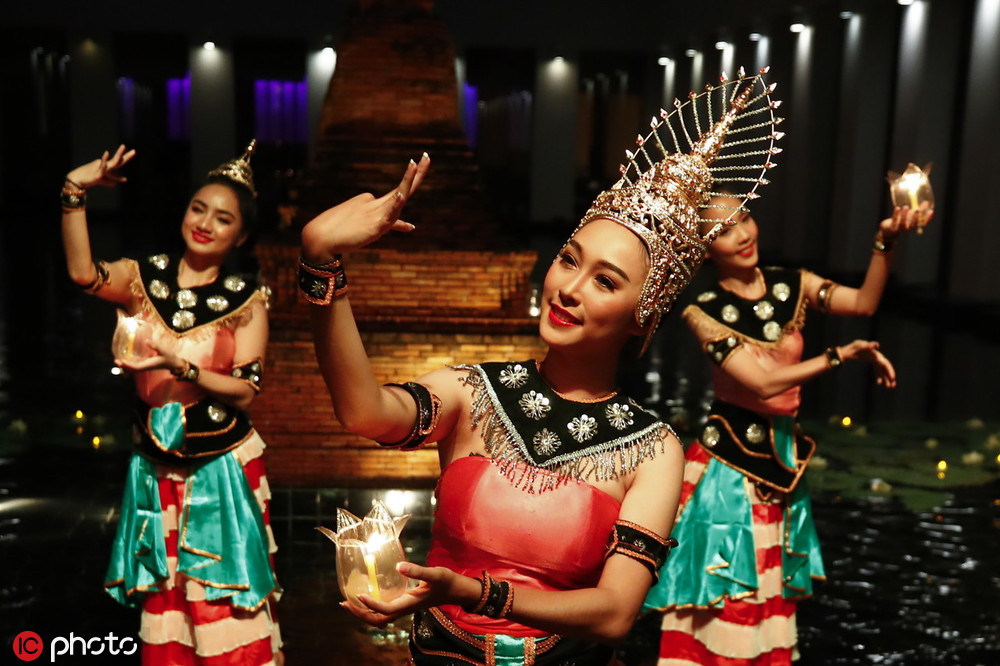 泰国水灯节来临 舞者表演舞蹈美若天仙