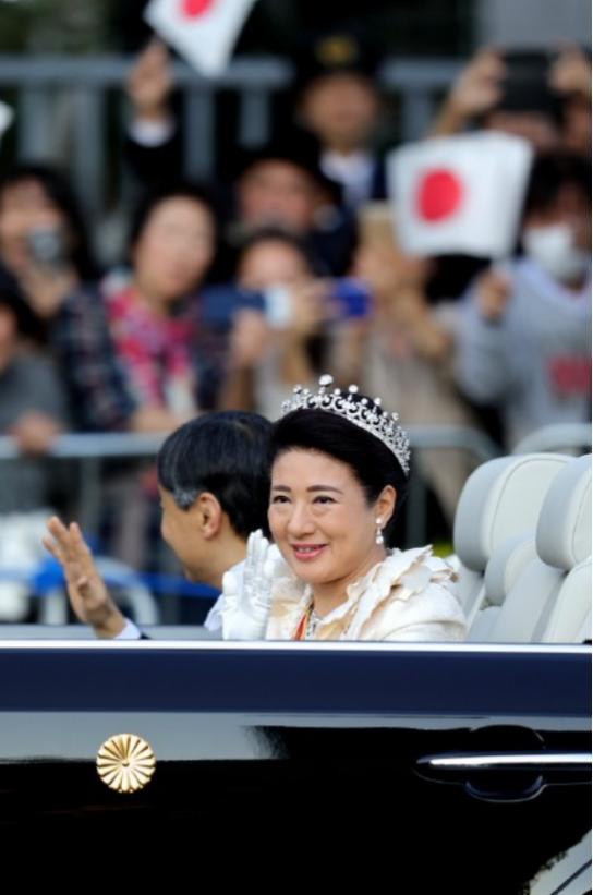 雅子皇后随德仁天皇继位,被皇室禁锢26年,虽美丽依旧却眼神无光