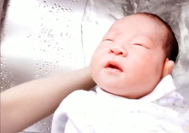 [福林妈咪]新生儿洗澡很难吗？新生儿医护：婴儿没那么脆弱，洗澡像是洗萝卜