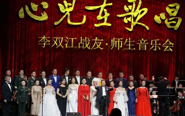 80岁李双江与小27岁娇妻梦鸽同台演唱,网友