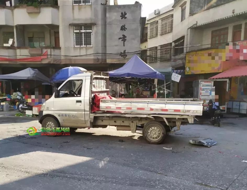 伤水信宜北界圩发生一起交通事故白色小车车尾都凹了