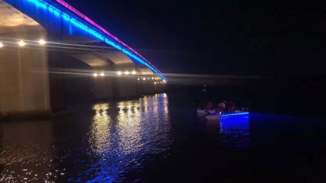 昨晚收到网友报料,称在渔湖榕东大桥有人跳河轻生.