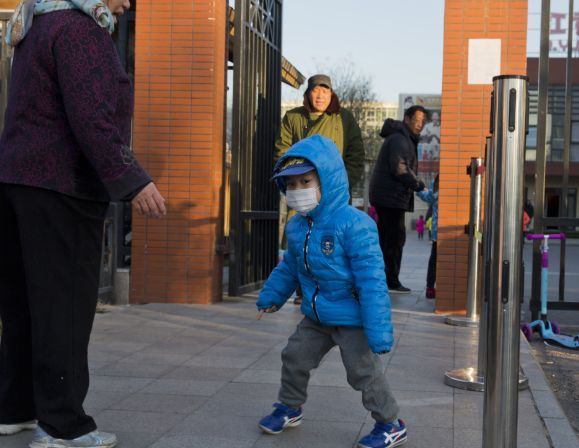 育儿之百科全书：秋冬天冷，不管家里谁带娃，都要多花点心思，3件事情要做对