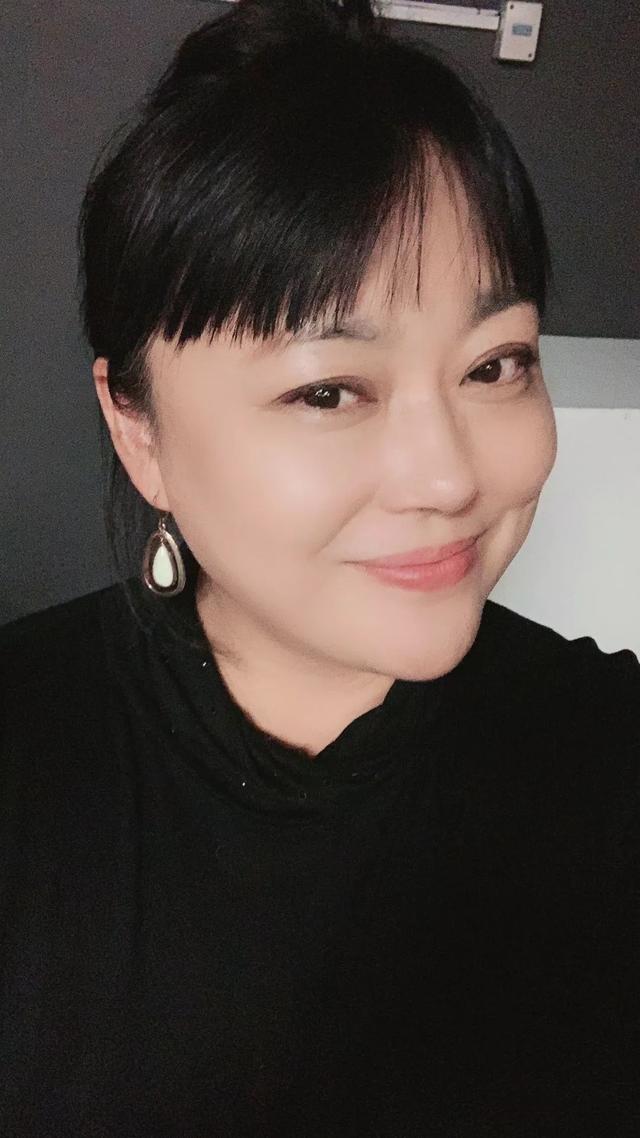 情路坎坷的李菁菁：49岁退出娱乐圈，开公司当单亲妈妈活得精彩_生活