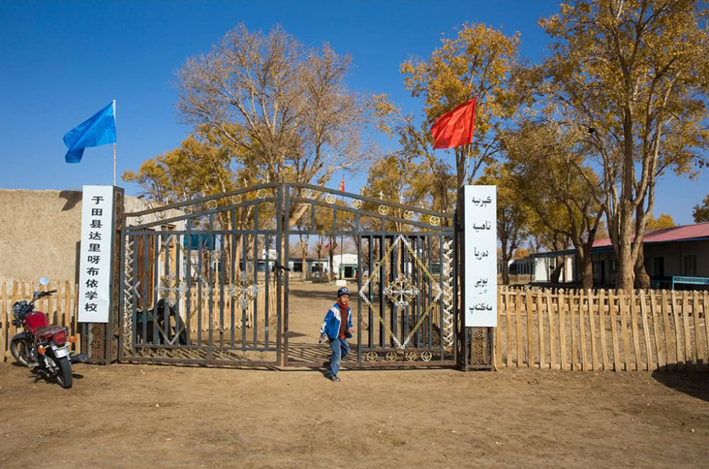 新修的达里雅布依村小学这些年来,这些年来,国家和当地政府加快了对