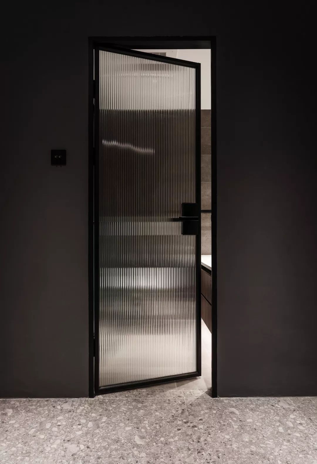 通高衣柜,柜门为白色烤漆板卫生间卫生间的黑框玻璃门,地面两种瓷砖